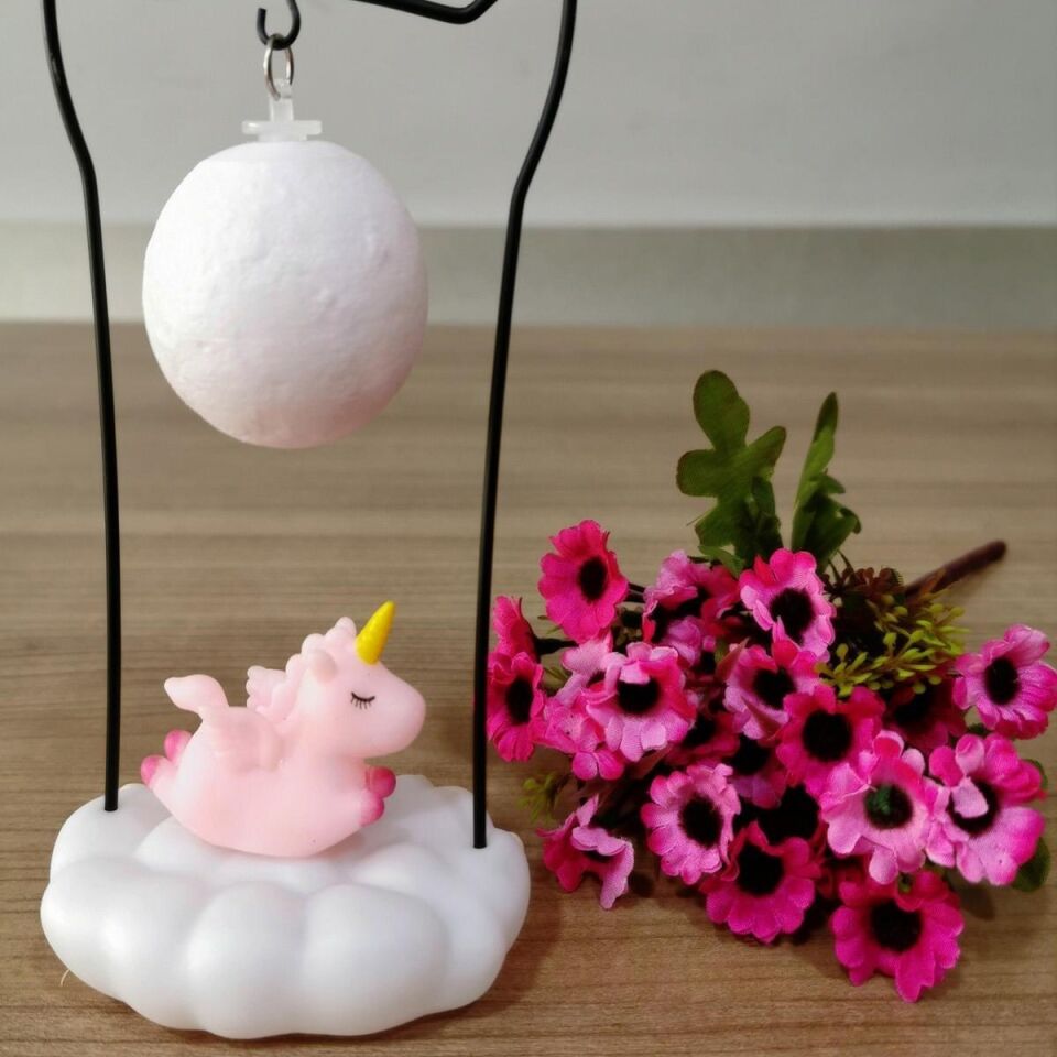 AD Işık Altında Sallanan Renk Değiştiren Unicornlu Gece Lambası