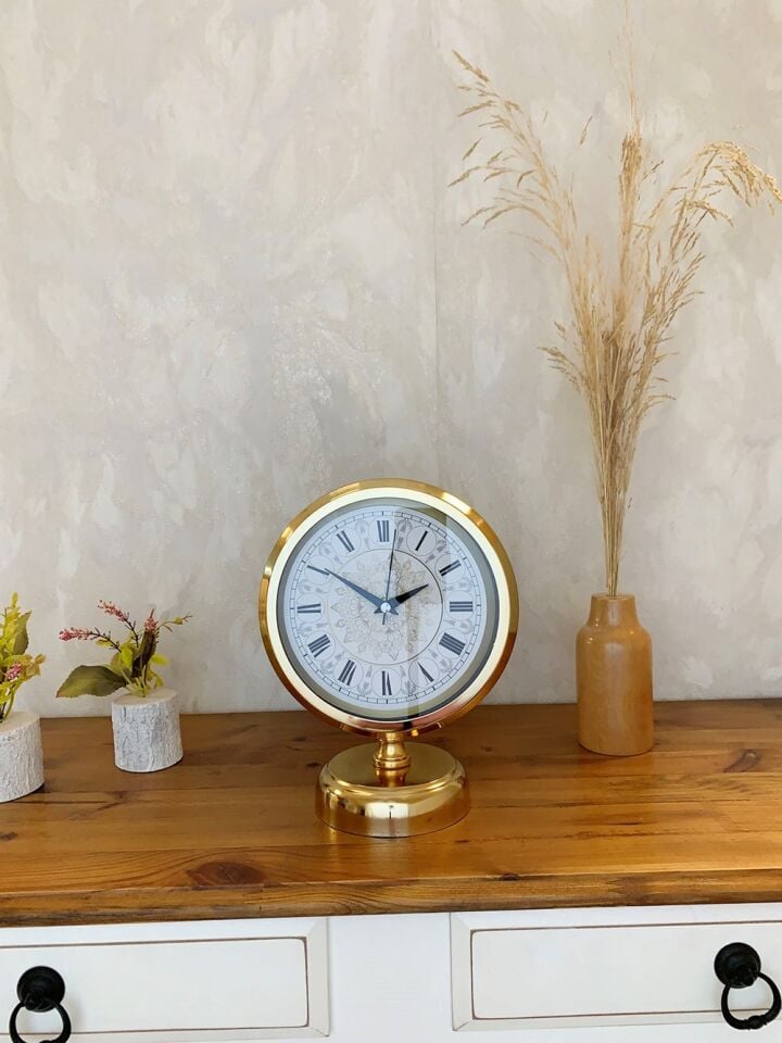 Gold Metal Çini Desenli Roma Rakamlı Masa Saati