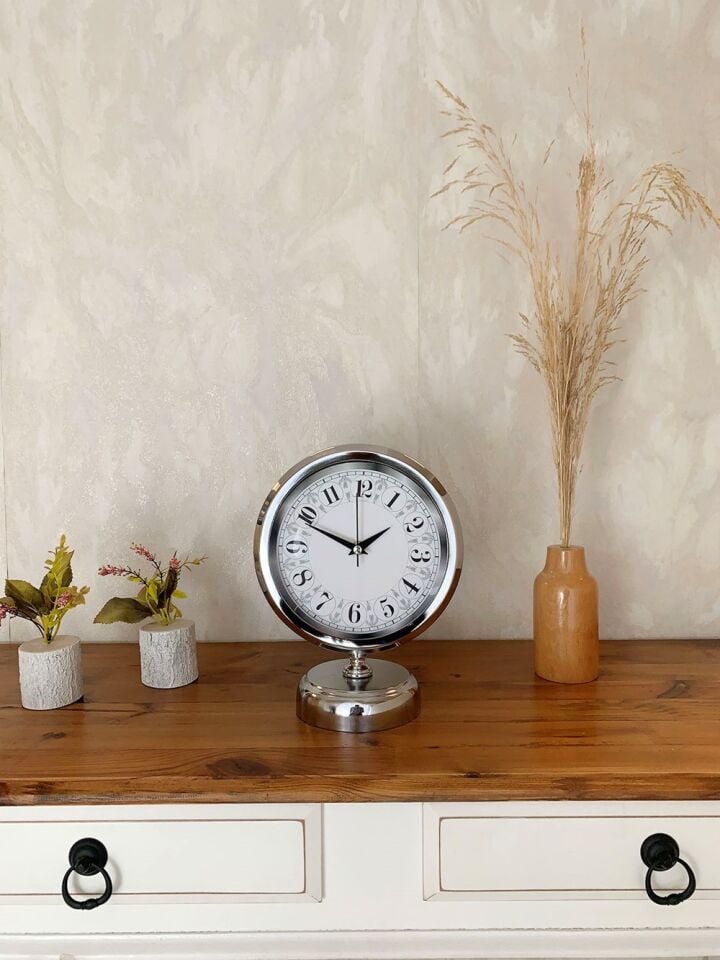 Krom Metal Desenli Masa Saati 25×20 cm