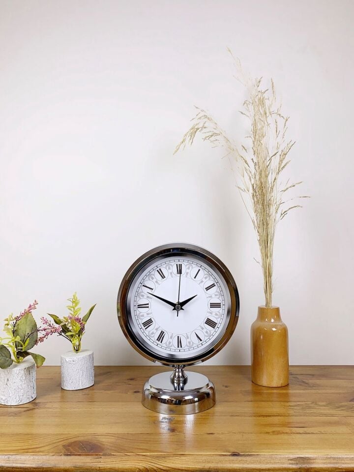 Krom Metal Desenli Roma Rakamlı Masa Saati