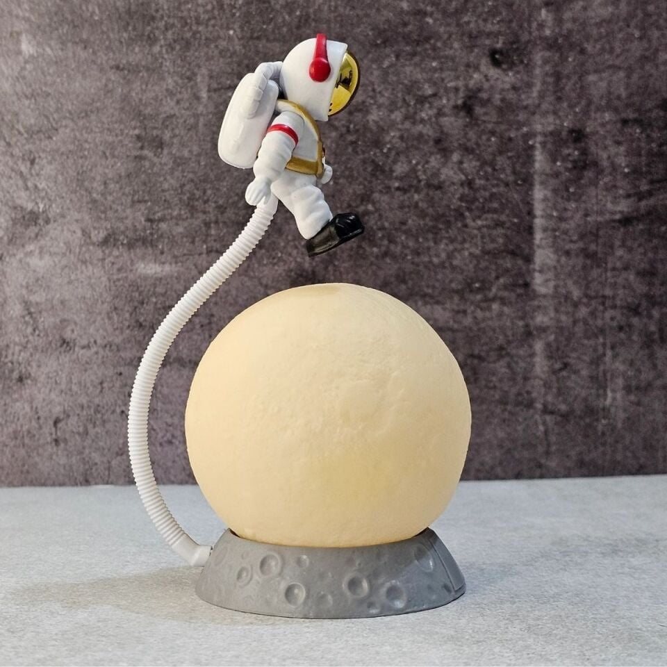 AD 3D Ay Üzerinde Astronot LED Gece Lambası – Dokunmatik 10 Renk Değiştiren Dekoratif Çocuk Odası Masaüstü Ay Lambası