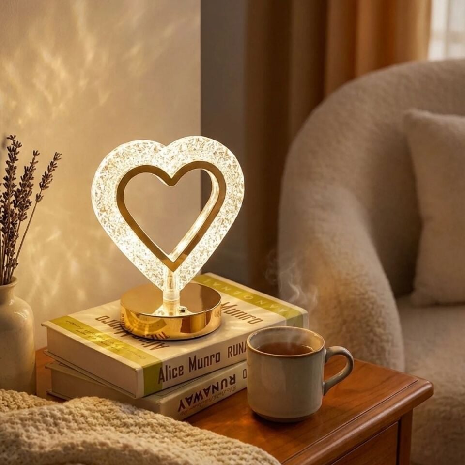 AD Kalp Şeklinde Kristal LED Masa Lambası – Dokunmatik, 3 Renk Işık Modlu, Şarjlı Mini Dekoratif Gece Lambası