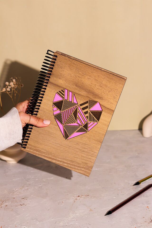 Doğal Ahşap Kapaklı Çizgisiz Defter – Şık ve Dayanıklı Tasarım