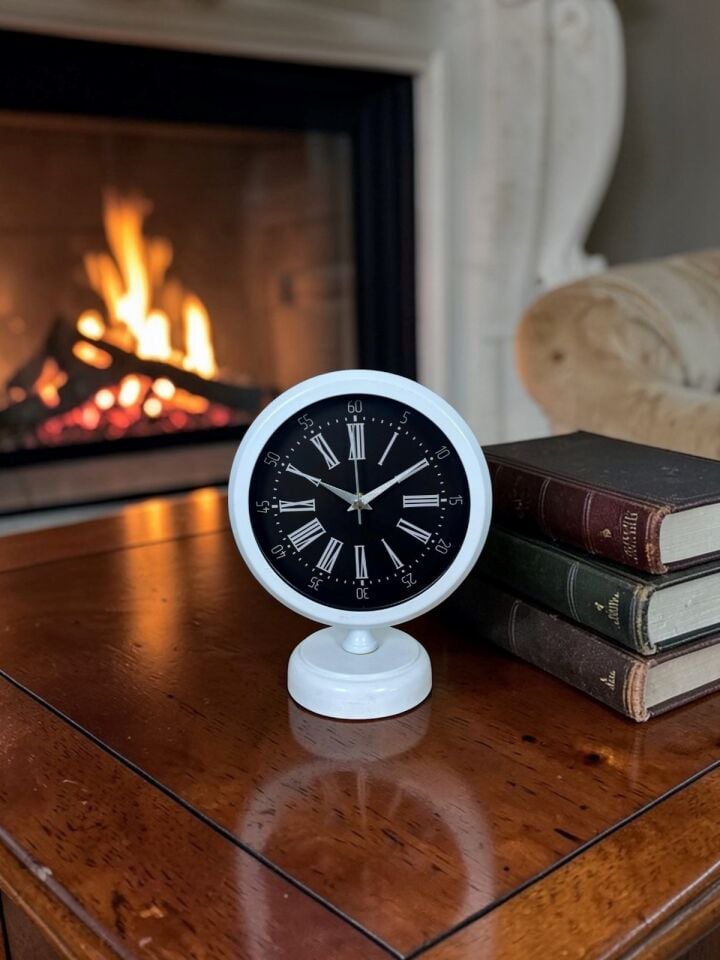 Beyaz Kontrast Tasarım 25 x 20 Cm Metal Masa Saati