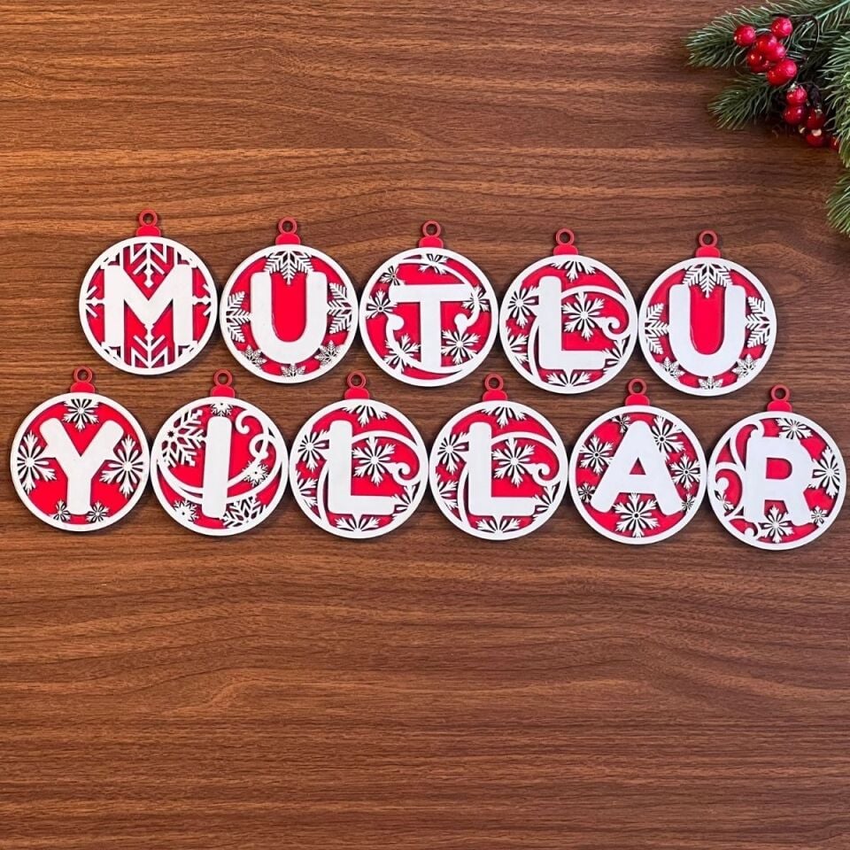 AD 11 Harfli Kırmızı Beyaz İpli MUTLU YILLAR Yazılı Ahşap Yılbaşı Ağaç Süsü