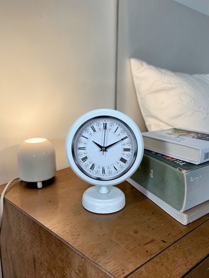 Beyaz Dekoratif Desenli 25 x 20 Cm Metal Masa Saati