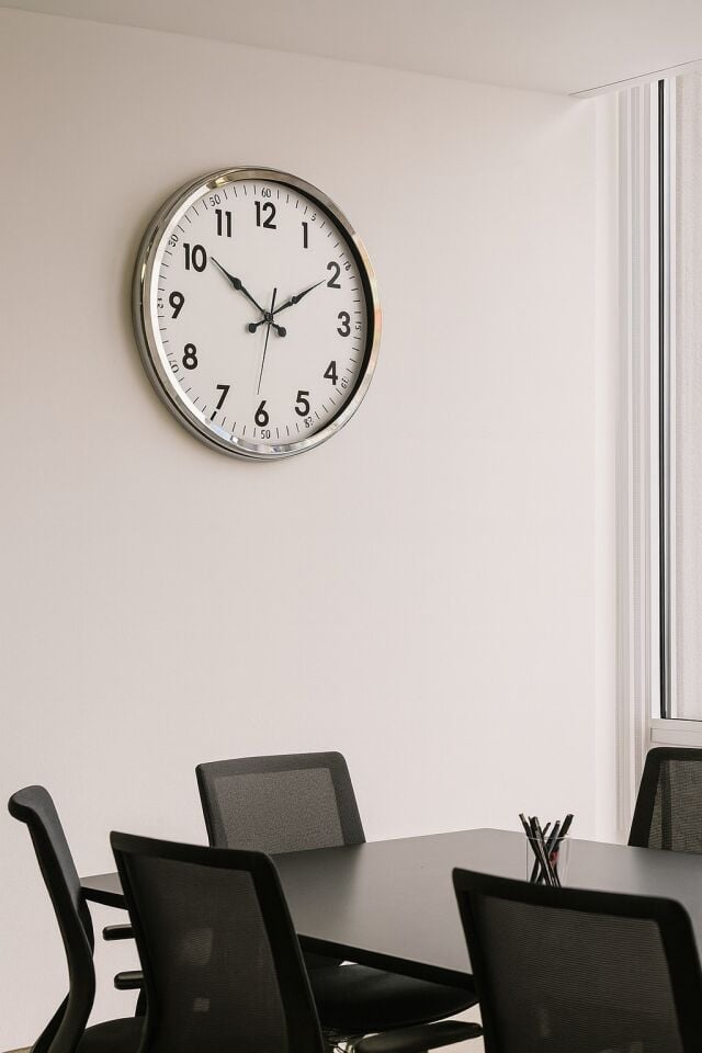 Sade Ve Şık Krom 52 Cm Metal Dekoratif Duvar Saati