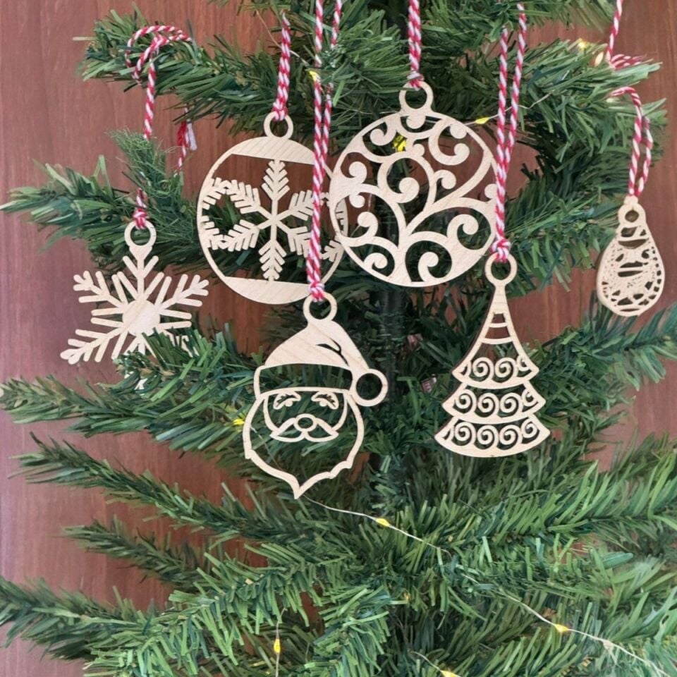 AD 6 Parça Kırmızı Beyaz İpli Noel Babalı ve Kar Tanesi Model Ahşap Yılbaşı Ağaç Süsü