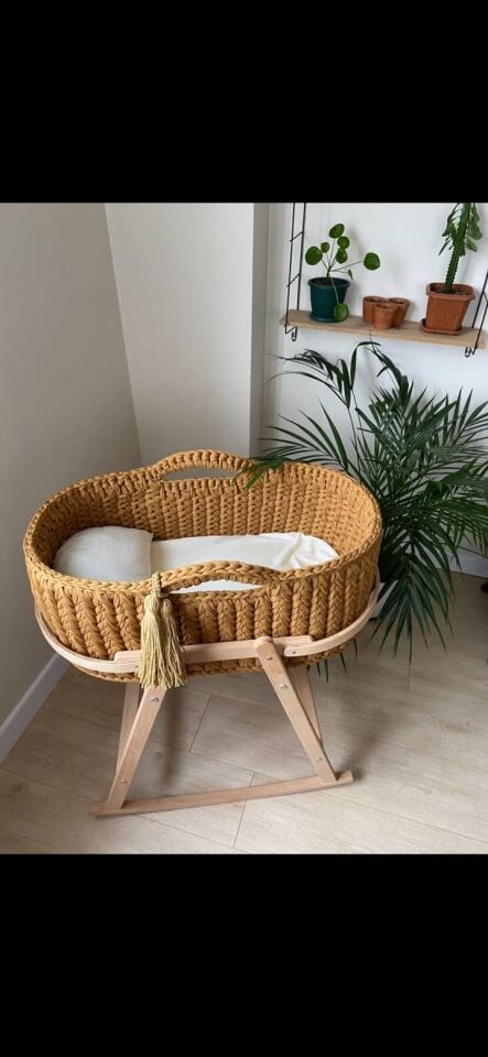 Anne Yanı Sallanır Yenidoğan Beşik – El Örgüsü Penye Puset & Ahşap Sallanan Beşik (0–6 Ay)