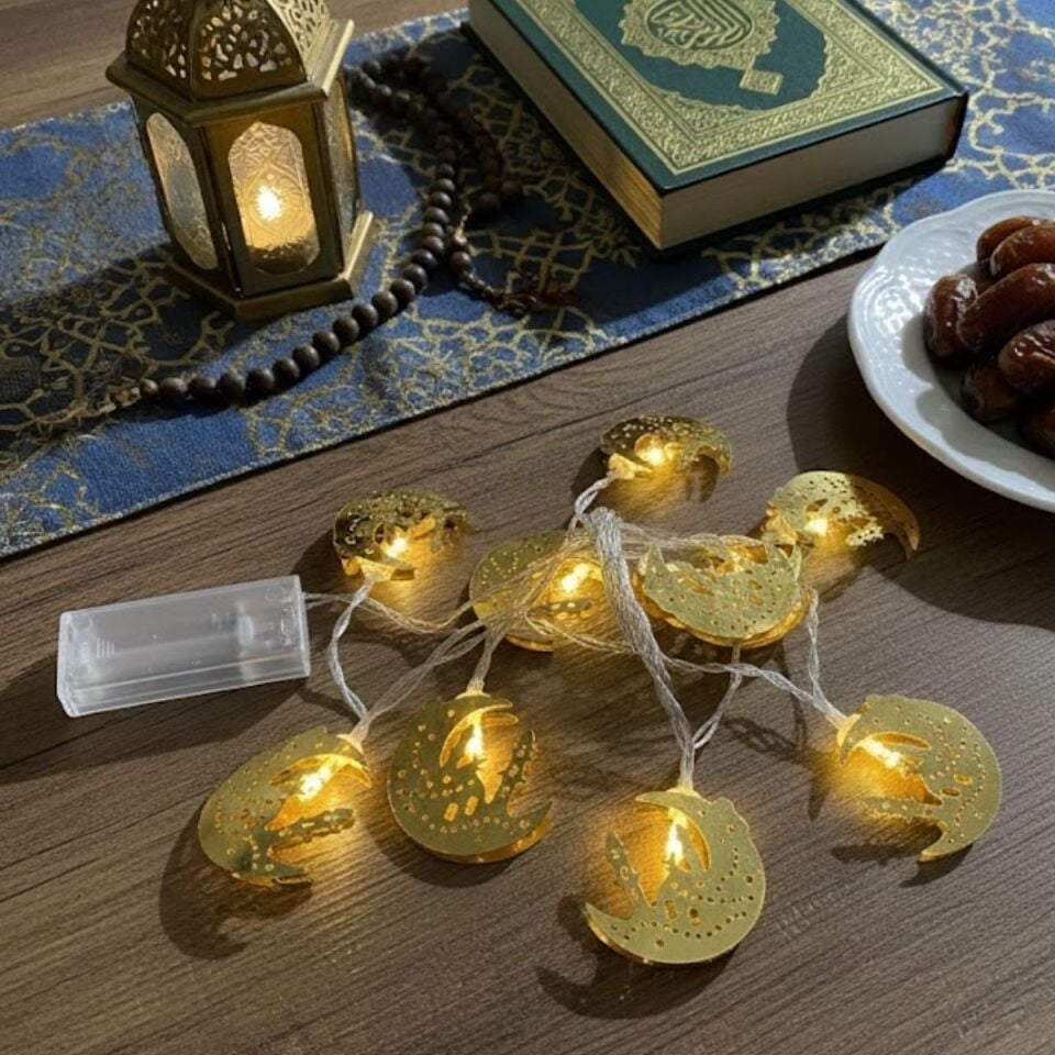 AD 10 Adet Sarkıtlı Ramazan Hilal Üstü Cami Temalı LED Işık – Pilli 2 Metre Ramazan Süsü, İslami Dekorasyon, Ev ve Mekanlar İçin Dekoratif Ortam