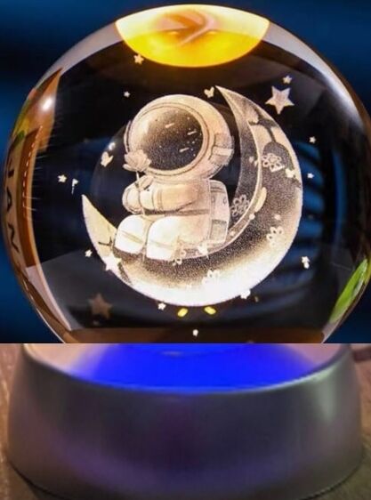 Ay Üstünde Astronot Tasarımlı Plastik Altlıklı Işıklı Cam Küre