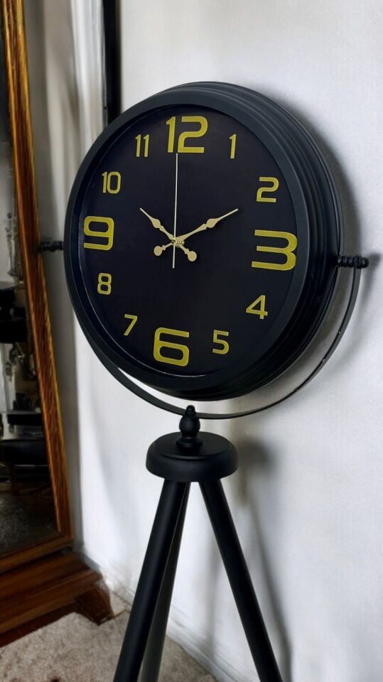 Gold Rakamlı Siyah Tripod Ayaklı Saat
