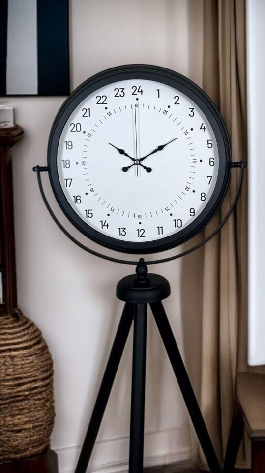 Siyah 24 Saat Göstergeli Özel Tasarım Tripod Ayaklı Saat