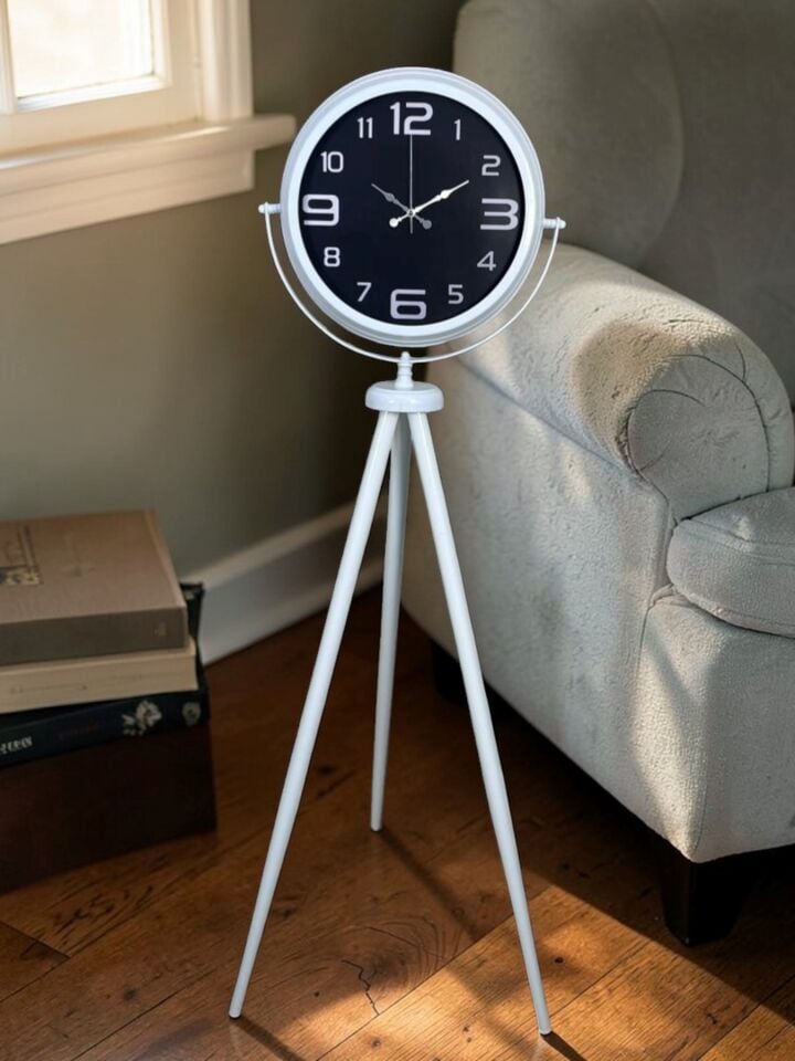 Kontrast Tasarım Beyaz Tripod Ayaklı Saat