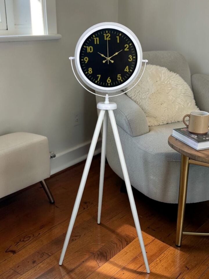 Royal Gold Rakamlı Beyaz Tripod Ayaklı Saat