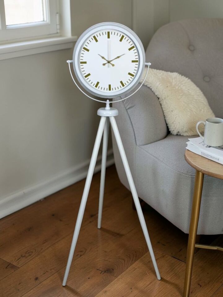 Aura Beyaz Tripod Ayaklı Saat
